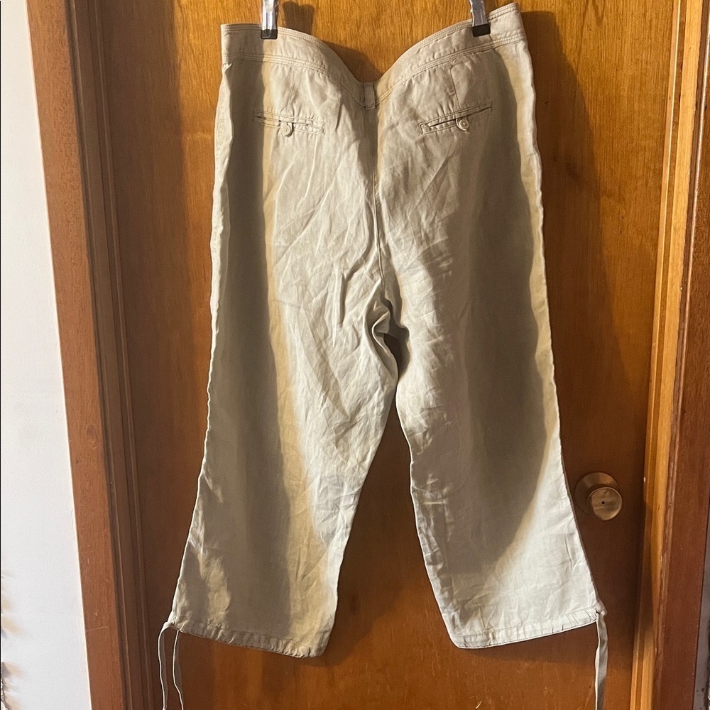 Tommy Bahama Women's Light Tan Capris 14 - Picture 7 of 9